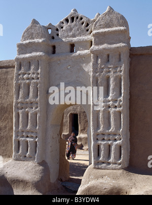 Sudan, Sahara Wüste Qubbat Selim. Traditionellen nubischen Architektur an einem Tor im Dorf Qubbat Selim, traditionellen nubischen Architektur und Stuckarbeiten von einer feinen Torbogen zu einem Haus und seinen Hof in Qubbat Selim. Stockfoto