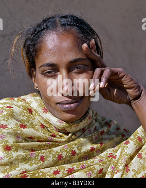 Sudan, Sahara Wüste Qubbat Selim. Eine attraktive nubische Frau am Qubbat Selim. Stockfoto