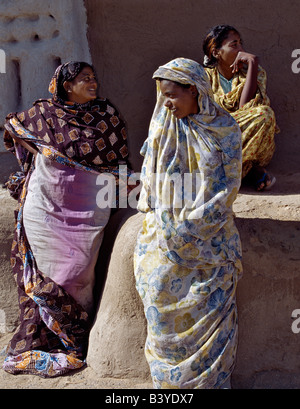 Sudan, Sahara Wüste Qubbat Selim. Drei Frauen entspannen Sie sich vor einem Haus in Qubbat Selim. Dieses Dorf liegt in der Nähe des Nils im Nordsudan, behält noch viel von seiner traditionellen Architektur, Stuckarbeiten und Dekoration. Stockfoto