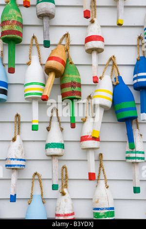 Hölzerne Hummer Bojen hängen an einer Wand in Stonington, Maine. Stockfoto