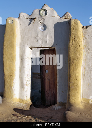 Sudan, Sahara Wüste Qubbat Selim. Traditionellen nubischen Architektur und Stuckarbeiten von einem feinen Eingang in den Hof eines Hauses am Qubbat Selim. Dieses Dorf liegt in der Nähe des Nils im Nordsudan, behält noch viel von seiner traditionellen Architektur, Stuckarbeiten und Dekoration. Beachten Sie das Relief des Flugzeugs in die Stuckarbeiten in den Türrahmen, was bedeutet, dass der Besitzer des Hauses auf eine Pilgerreise nach Mekka mit dem Flugzeug gewesen ist. Stockfoto