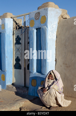 Sudan, Sahara Wüste Qubbat Selim. Traditionellen nubischen Architektur und Stuckarbeiten von einem feinen Eingang in den Hof eines Hauses am Qubbat Selim. Dieses Dorf liegt in der Nähe des Nils im Nordsudan, behält noch viel von seiner traditionellen Architektur, Stuckarbeiten und Dekoration. Stockfoto