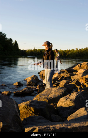 Ein paar Fliegenfischen auf dem Moose River unterhalb der Staumauer am Brassua See in Rockwood, Maine.  Moosehead Lake Region. (MR) Stockfoto