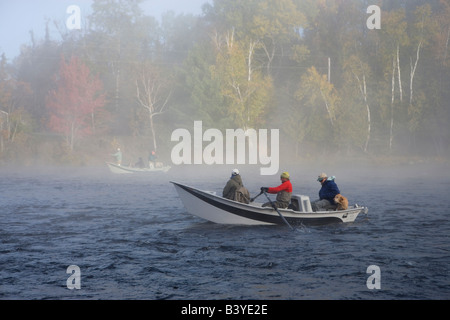 Fliegenfischen vom Driftboat in der Nähe von Moosehead Lake, Maine.  Ost-Outlet des Kennebec River. Stockfoto