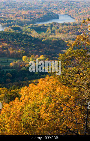 Connecticut River im Herbst von Skinner Berghaus in Skinner Staatspark in Hadley, Massachusetts aus gesehen Stockfoto