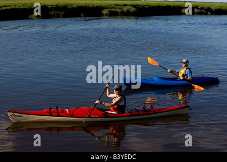 Kajakfahren in der Gezeiten-Mündung in Plum Island Sounds.  Sawyers Insel, Rowley, Massachusetts. (MR) Stockfoto