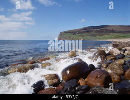 dh Rackwick Bay HOY ORKNEY Meereswellen platschen auf Felsbrocken an Strandklippen, die an der schottischen Küste von orkneys an der britischen Küste liegen Stockfoto
