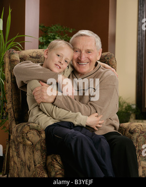 Großvater umarmt Enkel Stockfoto