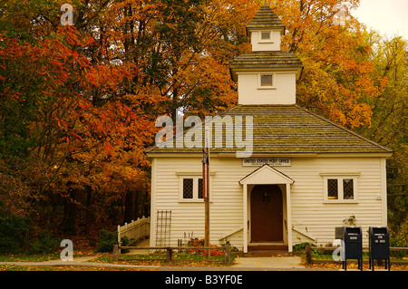 Nordamerika, USA, Massachusetts, Deerfield.  Die Deerfield Postamt inmitten von Herbstlaub Stockfoto