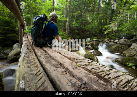 Ein Wanderer auf einer Brücke über die Schlucht Brook in New Hampshire USA (MR) Stockfoto