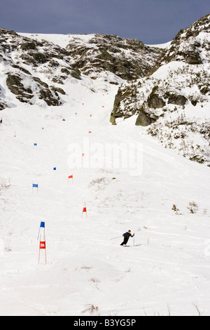 Durch einen Skikurs Rennen inmitten links Gully in Tuckerman Schlucht in New Hampshire White Mountains Ski Stockfoto