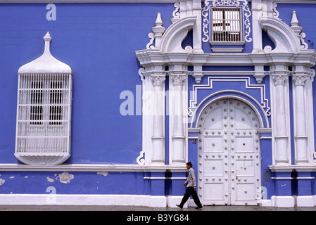 Die bunten Pastelltönen und und Schmiedeeisen Tiefenbilder einer kolonialen Gebäude gegenüber der Plaza de Armas in Trujillo, Peru. Trujillo ist drittgrößte Stadt Perus und wurde 1535 von Pizarro gegründet. Stockfoto