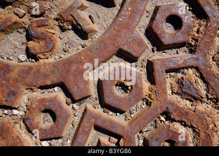 rostiges Metall Schachtabdeckung Stockfoto