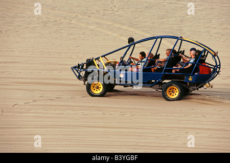 Dune Buggy Geschwindigkeiten Acoss Touristen durch die Dünen in der Nähe von Huacachina, im Süden Perus. Stockfoto