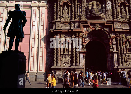 Käufer, die zu Fuß die Fußgängerzone Jiron De La Union, passieren die reich verzierte Fassade der Iglesia De La Merced in Lima, Peru Stockfoto