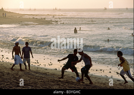 Beach-Fußball in Mancora im Norden Perus. Mancora, ist nahe der ecuadorianischen Grenze, ein beliebtes Urlaubsziel für peruanische Strandbesucher. Stockfoto