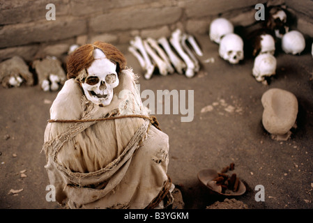 Eine Mumie von Keramik, Knochen und Tuch umgeben ist Nazca Fragmente in den Friedhof von Chauchilla in Peru. Stockfoto