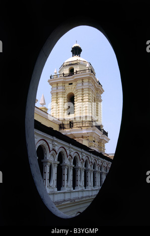 Peru, Lima, die kolonialen Kloster und Kirche von San Francisco in Mittel-Lima umrahmt von einem Kreuzgang-Fenster. Das Kloster ist berühmt für seine Katakomben und antike Texte. Stockfoto