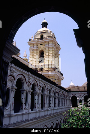 Peru, Lima, die kolonialen Kloster und Kirche von San Francisco in Mittel-Lima umrahmt von einem Kreuzgang-Fenster. Das Kloster ist berühmt für seine Katakomben und antike Texte. Stockfoto