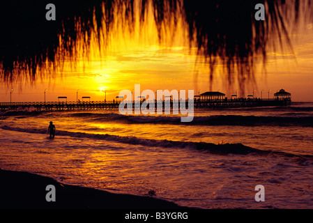 Peru, La Libertad, Huanchaco. Sonnenuntergang über dem Pazifik, erfüllten die Anlegestelle in Huanchaco, auf der nördlichen Küste von Peru Stockfoto