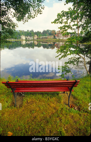 Rote Bank mit Blick auf Blumen-See in der Stadt von Saranac Lake in den Adirondacks nordöstlichen New York Stockfoto