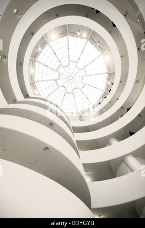 Betrachten der Dachfenster und die oberen Ebenen des Guggenheim Museums in New York city Stockfoto