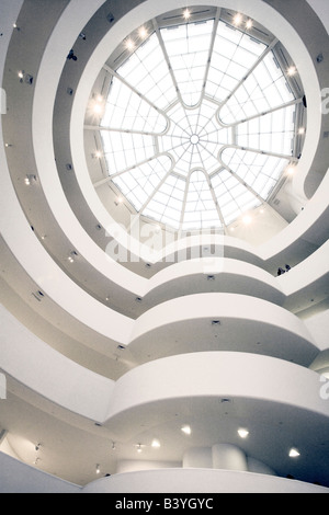 Betrachten der Dachfenster und die oberen Ebenen des Guggenheim Museums in New York city Stockfoto