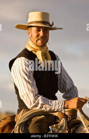 USA, Oregon, Seneca, Ponderosa Ranch. Porträt eines Cowboys auf dem Pferderücken. (MR) (PR) Stockfoto