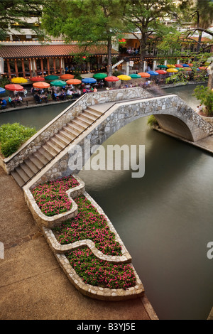 Café im Freien entlang der River Walk und Brücke über San Antonio, San Antonio, Texas Stockfoto