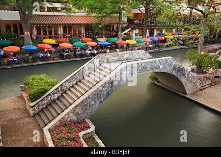 Café im Freien entlang der River Walk und Brücke über San Antonio, San Antonio, Texas Stockfoto
