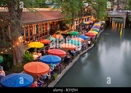Café im Freien entlang der River Walk und Boot in Bewegung Unterquerung der Brücke über den San Antonio River, San Antonio, Texas Stockfoto