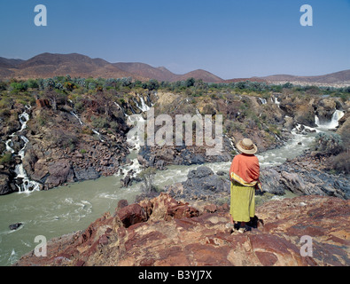 Namibia, Kaokoland, Epupa. Die attraktive Epupa-Fälle in rauen Nordwesten Namibias sind eine Reihe von parallelen Kanälen dem Kunene Fluss 60 Meter in Kilometer und eine halbe fällt. In dieser abgelegenen Region bildet der Fluss die Grenze zwischen Angola und Namibia. "Epupa" in der Landessprache Herero heißt "Falling Waters". Stockfoto