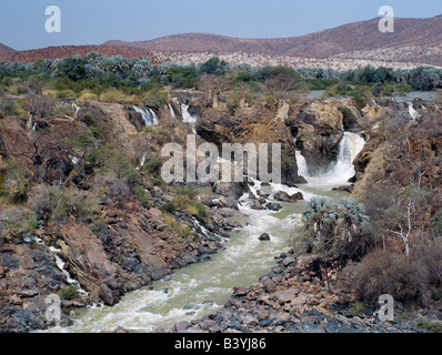 Namibia, Kaokoland, Epupa. Die attraktive Epupa-Fälle in rauen Nordwesten Namibias sind eine Reihe von parallelen Kanälen dem Kunene Fluss 60 Meter in Kilometer und eine halbe fällt. In dieser abgelegenen Region bildet der Fluss die Grenze zwischen Angola und Namibia. "Epupa" in der Landessprache Herero heißt "Falling Waters". Stockfoto