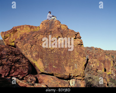 Namibia, West Hereoland, Waterberg Plateau. Schöne rote Sandsteinfelsen umgeben das isolierte Waterberg Plateau, eine 50 km lange Tafelberg, die einen Park für seltene und bedrohte Arten geworden. Stockfoto