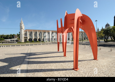 Moderne Skulptur außerhalb das Kulturzentrum von Belém in Lissabon, Portugal.  Im Hintergrund ist das Mosteiro Dos Jeronimos Stockfoto