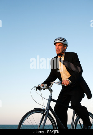 Mann trägt Anzug und Helm fahren Fahrrad entlang der Seepromenade in Chicago Stockfoto