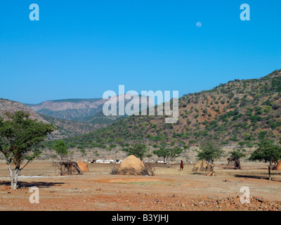 Namibia, Kaokoland. Ein typisches Himba-Gehöft. Die Häuser sind mit einer Mischung aus Erde und Kuhmist verputzt. Die Himba sind Bantu Herero sprechende Nomaden, die in der rauen, trockenen aber krass schöne Landschaft entlegenen Nordwesten Namibias Leben. Stockfoto