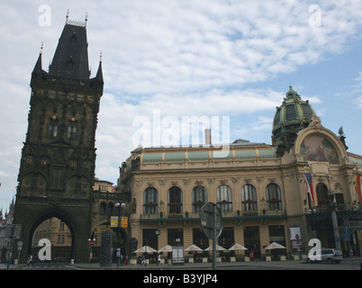 Pulverturm und Obecni Dum Gemeindehaus in Namesti Republiky Prag Tschechien Juni 2008 Stockfoto