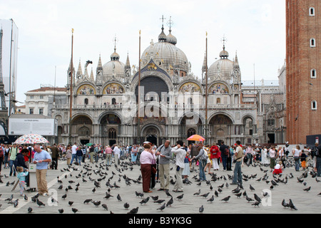 Touristen in St. Marks Platz vor St. Marks Basilika Venedig Italien Stockfoto