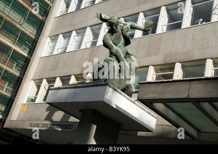 "Der Geist der Gewerkschaftsbewegung" Skulptur von Bernard Wiesen außerhalb Trades Union Congress Gebäude London England UK Stockfoto