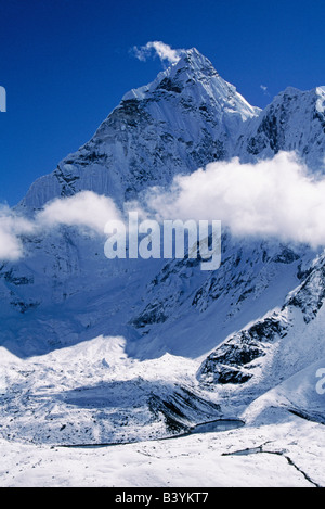 Nepal, Solo-Khumbu, über Chukkung. Ama Dablam (Nordwand), gesehen von oben Chukkung. Ama Dablam ist einer der markantesten Berge im Klumbu-Tal entlang. 6856m oder 22, 494ft, es ist keineswegs der höchste Berg in der Gegend, aber es ist eines der auffälligsten in Erscheinung. Erstbesteigung am 1961 von Gill, Bischof, Ward und Romanes. Stockfoto