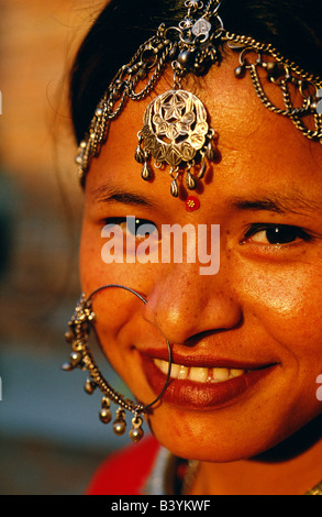 Nepal, Kathmandu. Pramila Dongol ist Mitglied des Tharu Stammes und Personal im Dwarika es Hotel.Located auf der Ostseite von Kathmandu in der Nähe von heiligsten Hindutempel Pashupatinath, Nepal, Dwarikas bei weitem Nepals interessantes und ungewöhnliches Hotel. Zweistöckige Gebäude des Hotels wurden in der traditionellen Newari-Stil gebaut, und die meisten Zimmer verfügen über antike architektonische Details. PATA (Pacific Asia Travel Association) ausgezeichnet Dwarika es seine erste PATA Heritage Award im Jahr 1980. Stockfoto