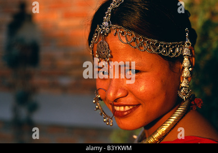 Nepal, Kathmandu. Pramila Dongol ist Mitglied des Tharu Stammes und Personal im Dwarika es Hotel.Located auf der Ostseite von Kathmandu in der Nähe von heiligsten Hindutempel Pashupatinath, Nepal, Dwarikas bei weitem Nepals interessantes und ungewöhnliches Hotel. Zweistöckige Gebäude des Hotels wurden in der traditionellen Newari-Stil gebaut, und die meisten Zimmer verfügen über antike architektonische Details. PATA (Pacific Asia Travel Association) ausgezeichnet Dwarika es seine erste PATA Heritage Award im Jahr 1980. Stockfoto