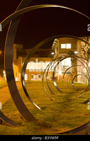 Städtischen Kunstwerk Dumfries Stadt Zentrum die Frühling Skulptur von Walter Jack bei DG1 Freizeit-Komplex in der Nacht Scotland UK Stockfoto