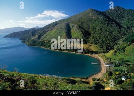 Neuseeland, Südinsel, Marlborough Sounds. Blick über Richmond Bay mit Pohuenui Station und Steg kuschelte sich am oberen Ende Stockfoto