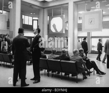 Geld / Finanzen, Börsen, München, Bayerische Börse, Makler auf dem Boden, 1968, Stockfoto