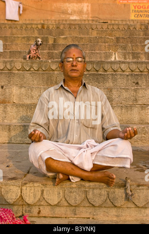 Hindu Mann betet, Ghats von Varanasi, Indien. Stockfoto