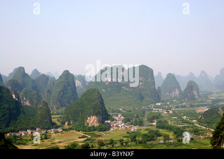 Li-Fluss, der durch Karsk Berglandschaft in der Nähe von Yangshou China Stockfoto