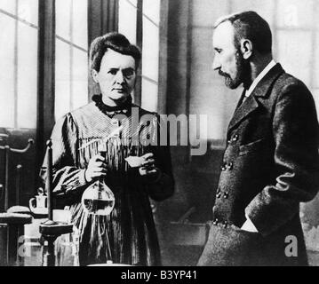 Curie, Marie, 7.11.1867 - 4.7.1934, polnischer Chemiker, halbe Länge, mit Ehemann Pierre Curie, im Labor, Paris, ca. 1900, Stockfoto