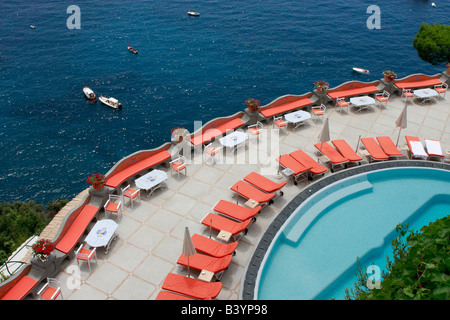 elegantes Schwimmbad des Luxushotels in der Nähe der schönen Ortschaft Positano an der Amalfi Küste, Italien Stockfoto